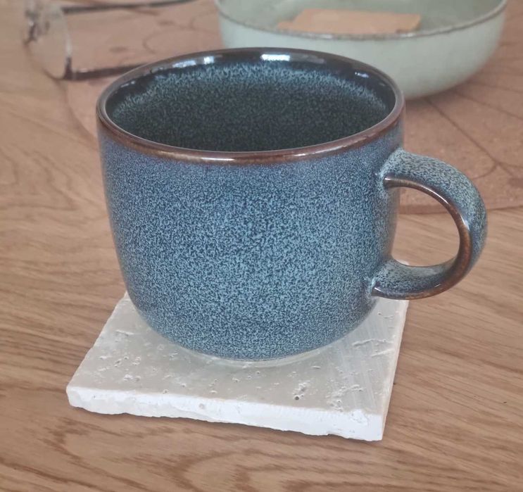 Ręcznie wykonane podkładki z trawertynu.