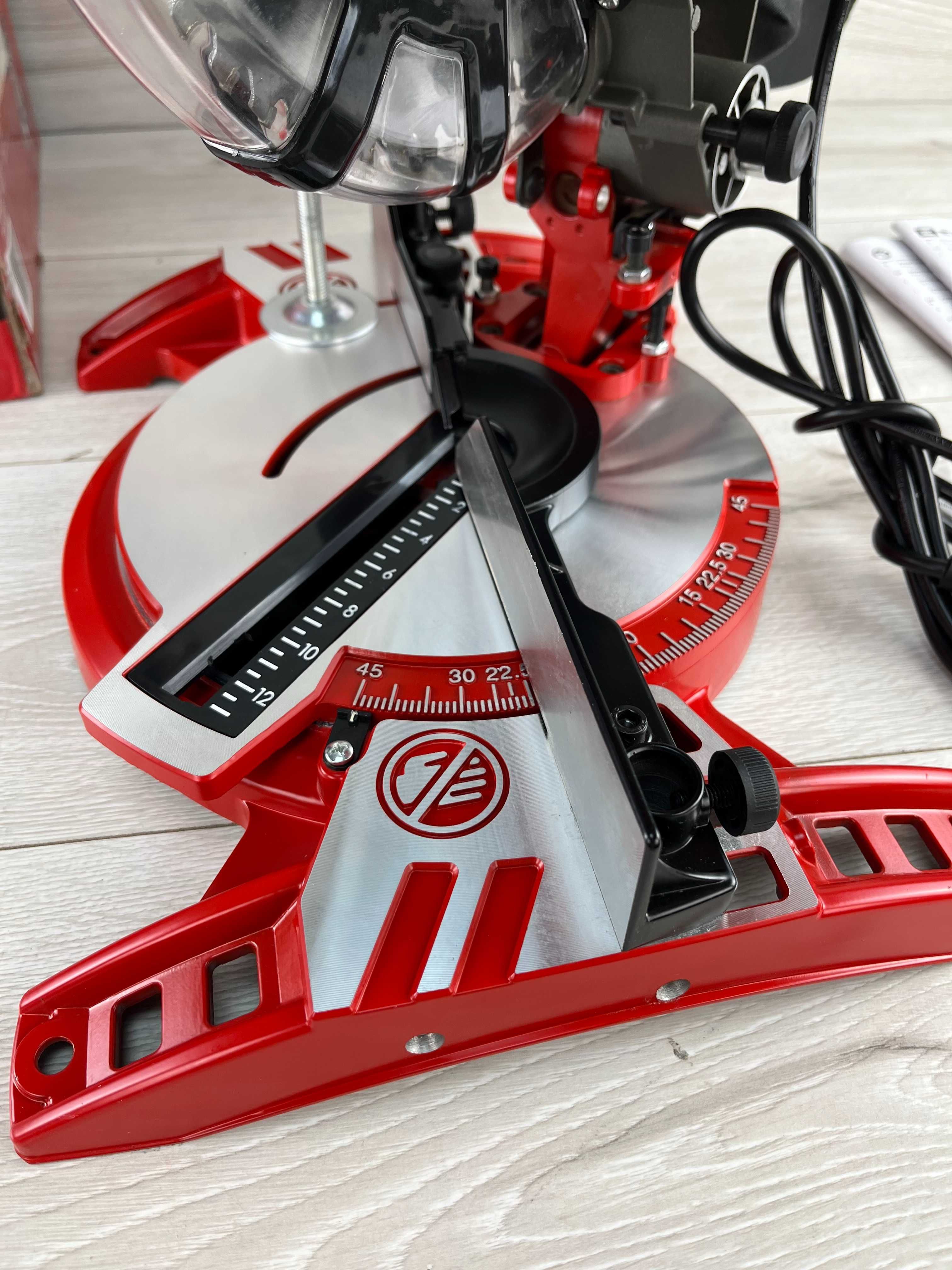 Пила торцювальна Einhell TC-MS 2112