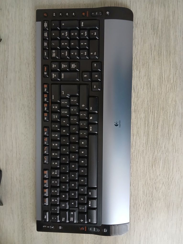 Klawiatura z kablem do komputera