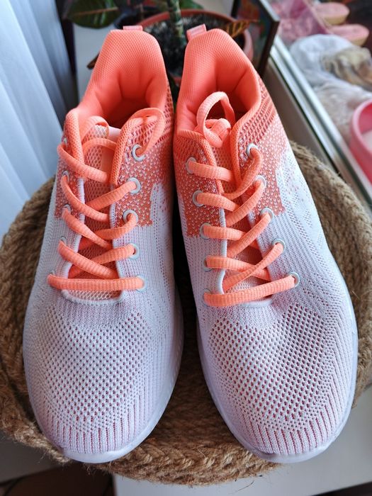 Жіночі кросівки 38р