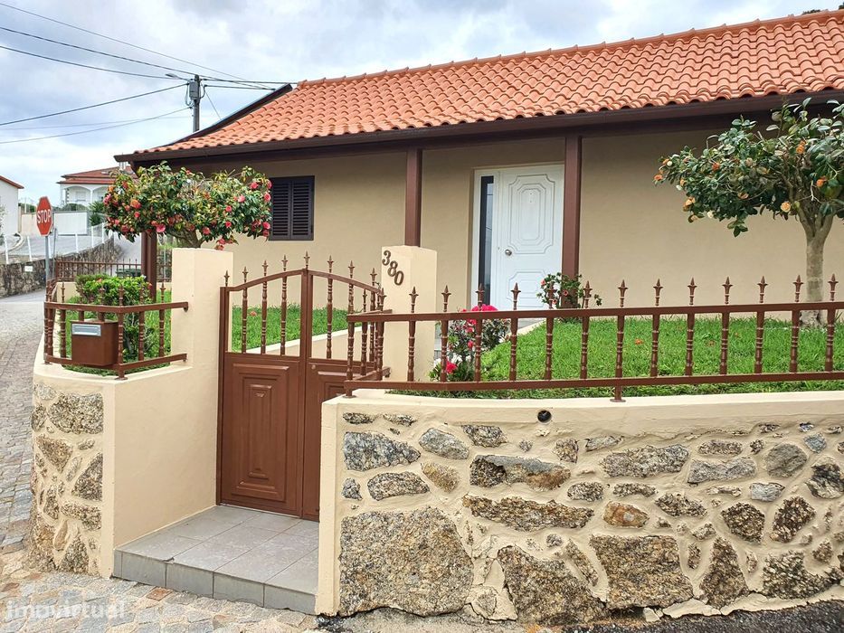 Casa Térrea T2 com 4 frentes com Garagem Fechada