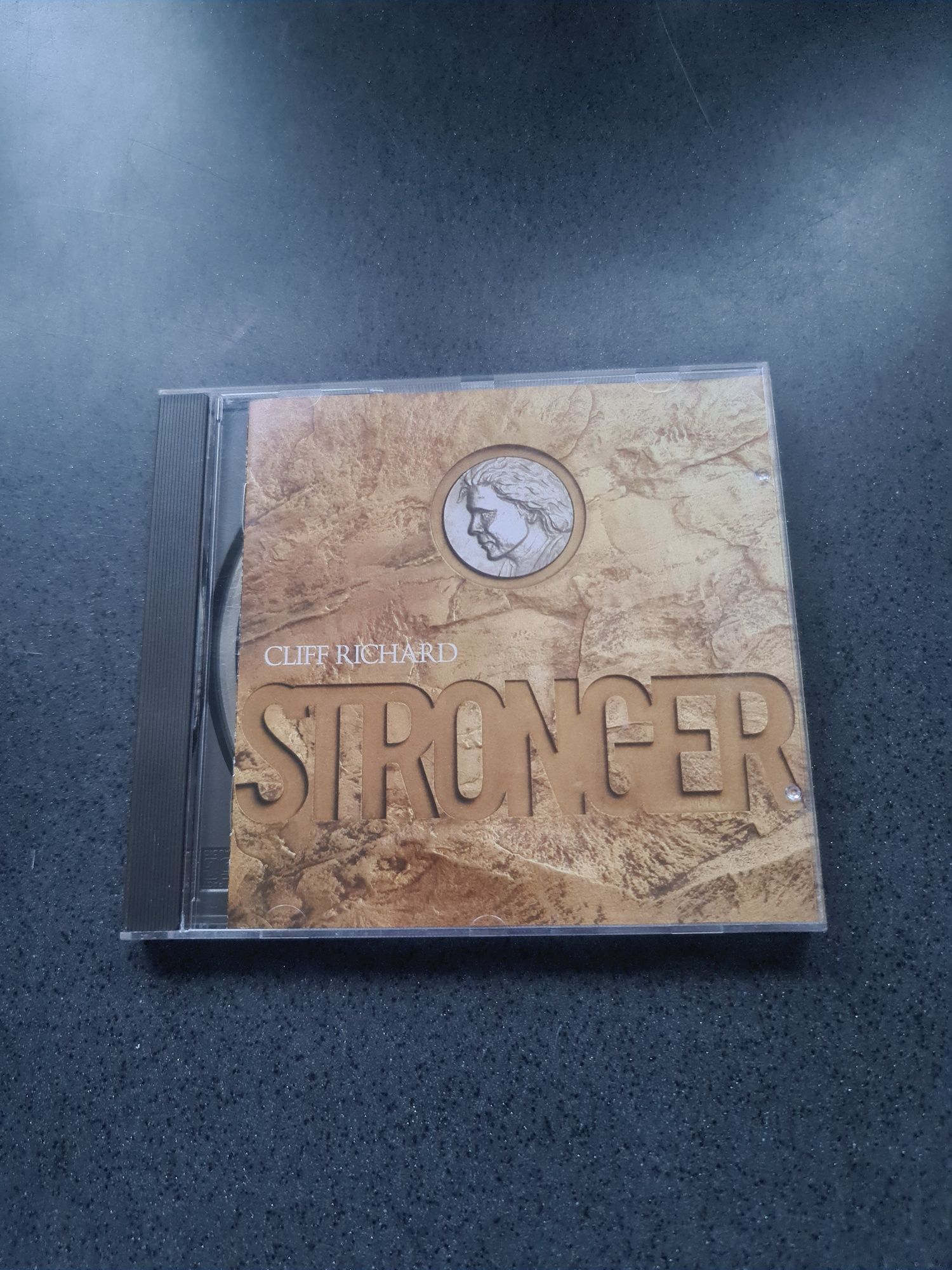 Płytq CD Cliff Richard - Stronger
