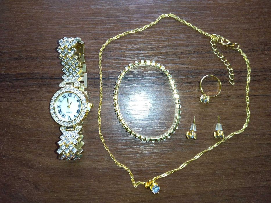 Набір біжутерії - годинник,браслет,сережки,ланцюжок, кільце.