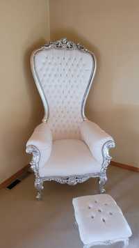 Biały stylowy fotel Glamour z podnóżkiem