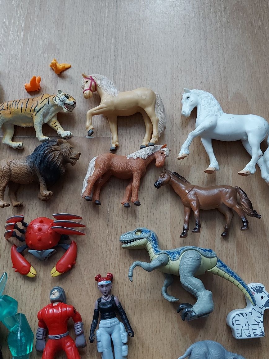 Figurki z bajek i zwierzęta całość