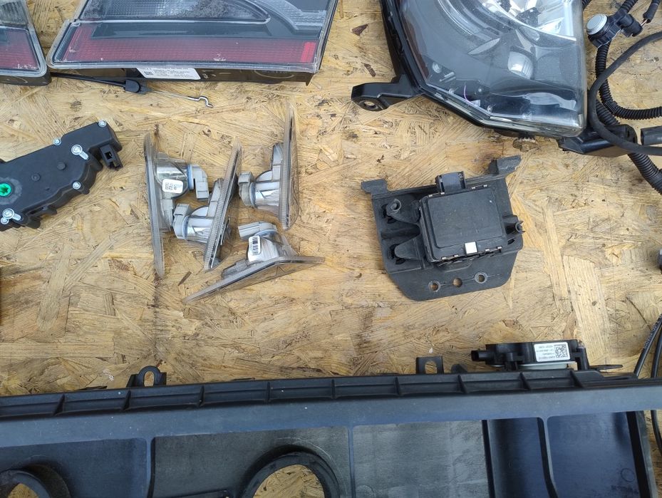 Деталі передка Tesla Model S