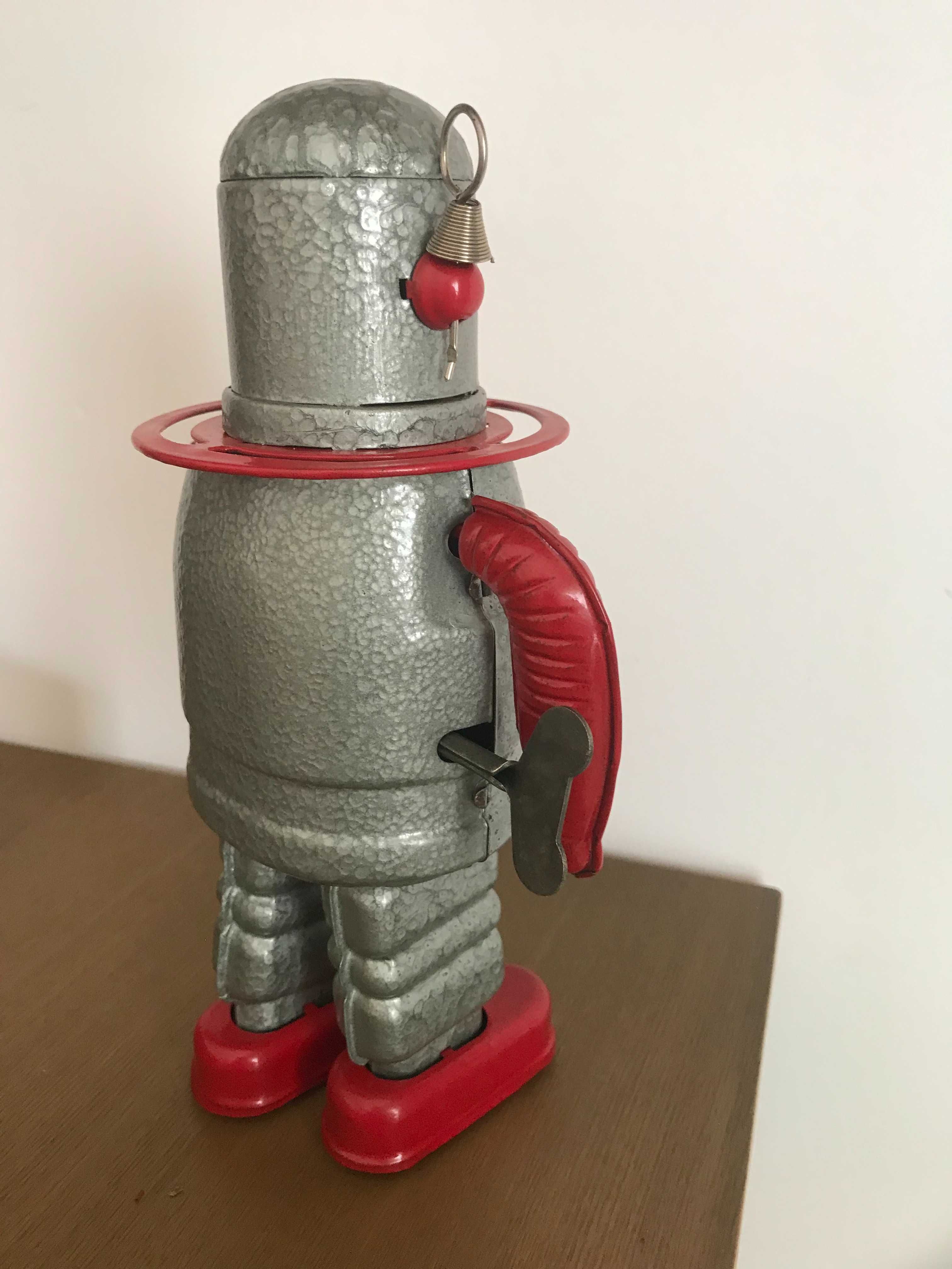 Robot de corda em metal