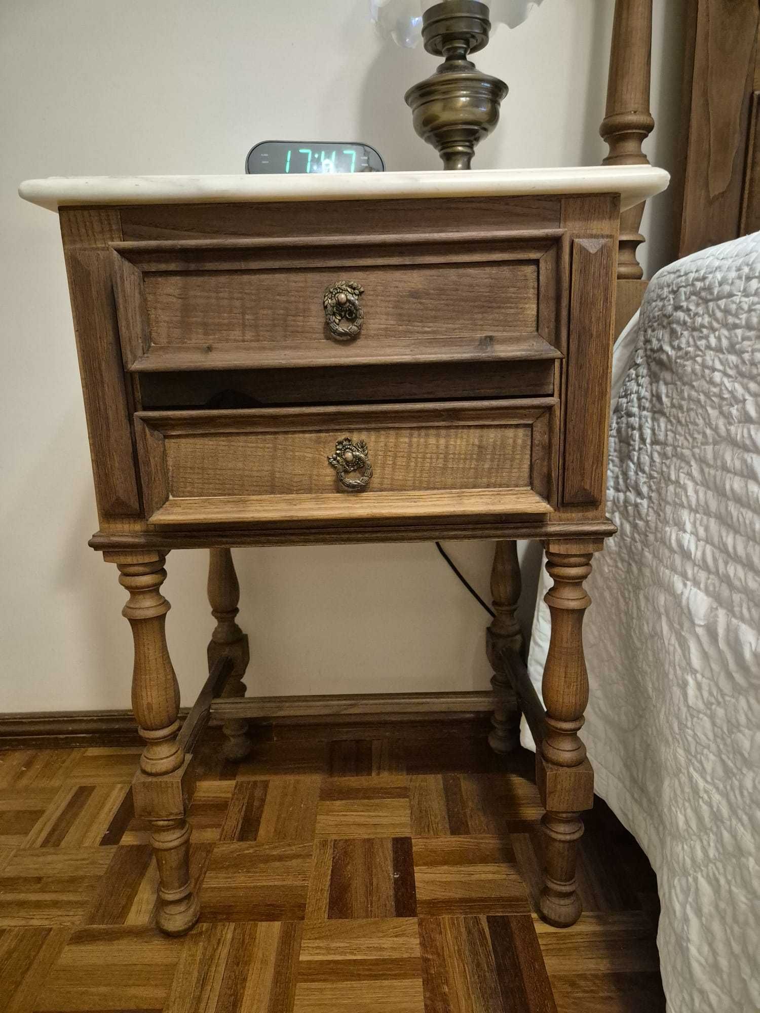 Mobília de quarto de madeira de carvalho com tampos mármore (vintage)