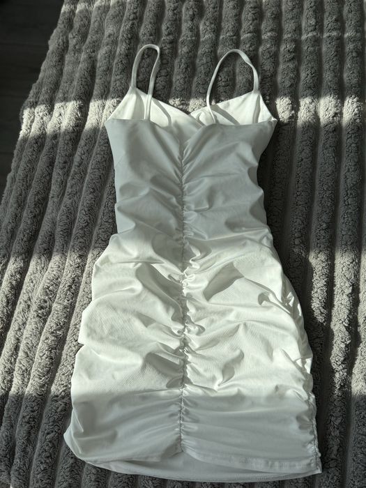 Красиве плаття , білого кольору , з відкритим передом