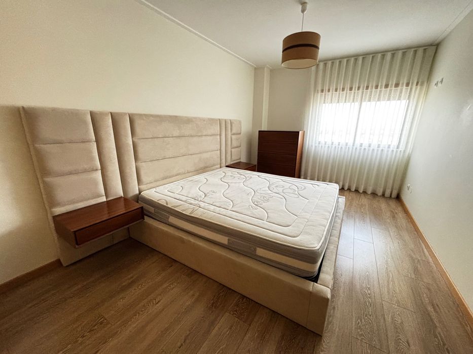 Quarto bege e nogueira