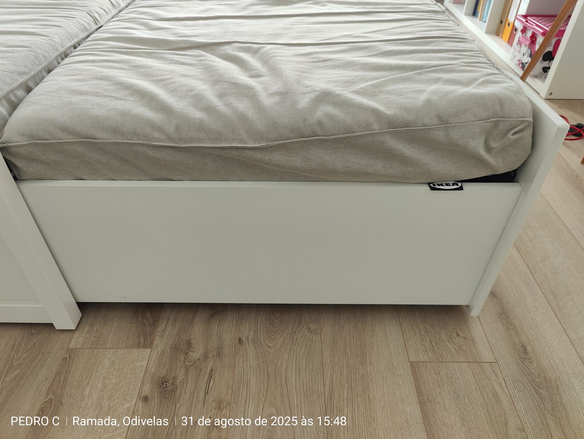 Cama usada com colchão incluído.