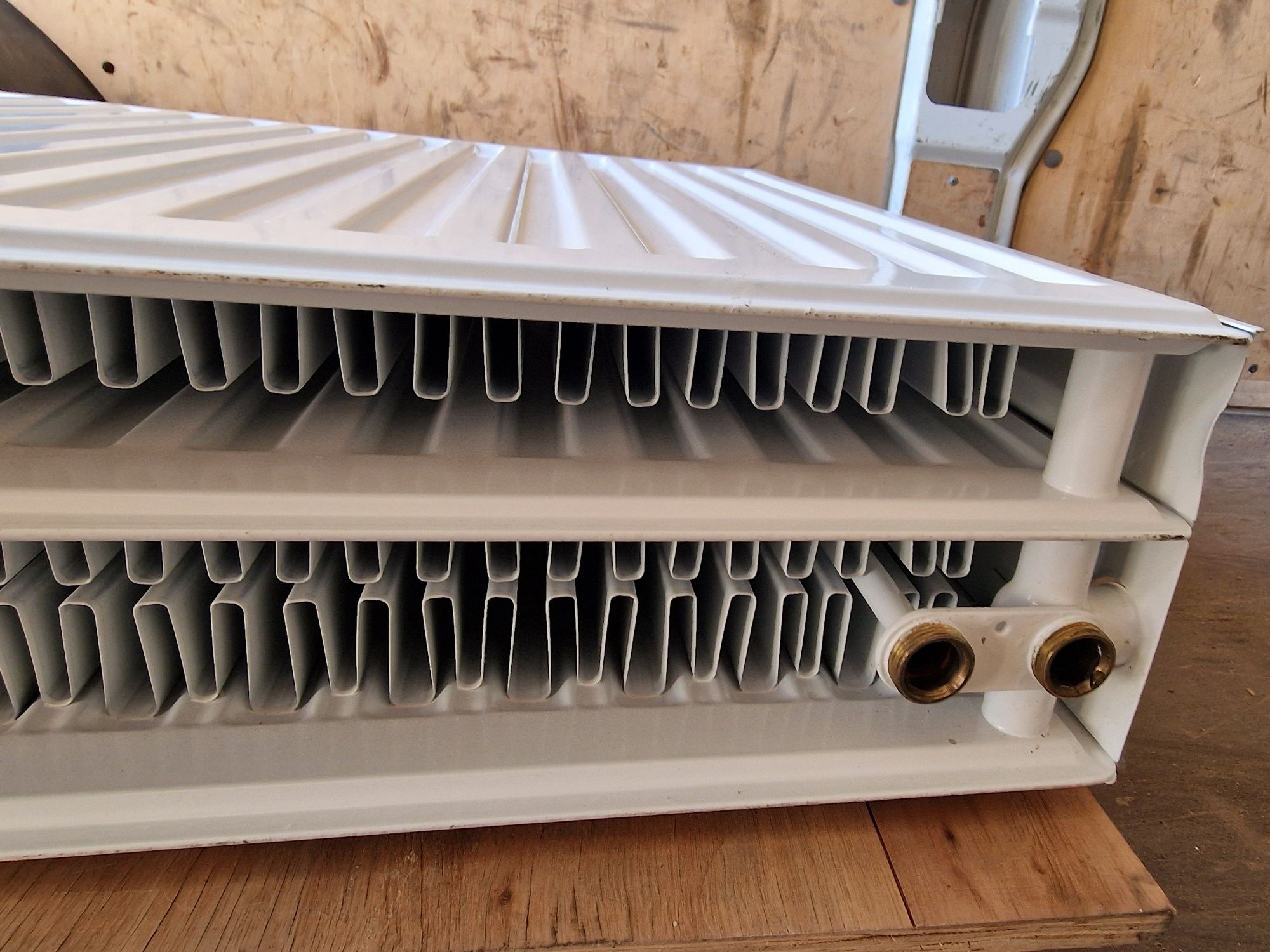 Grzejnik 80 / 60 / 16cm nowy z termostatem