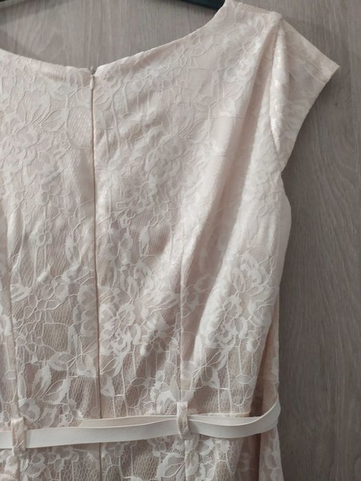 Koronkowa sukienka 48