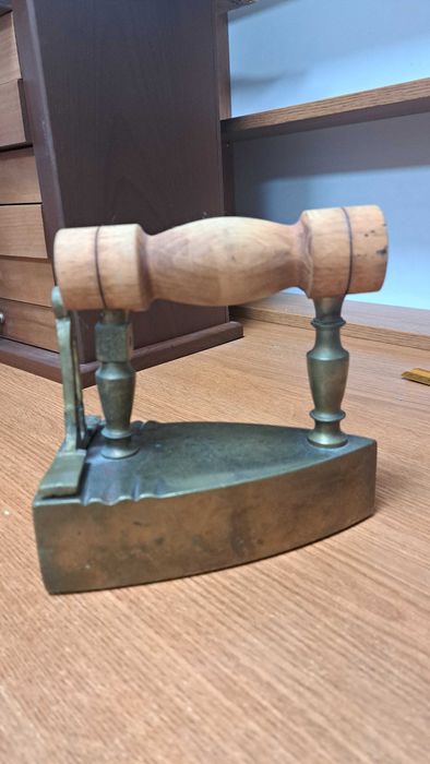 Stary żelazko mosiężne z rączką drewnianą kolekcjonerskie, dekor (144)