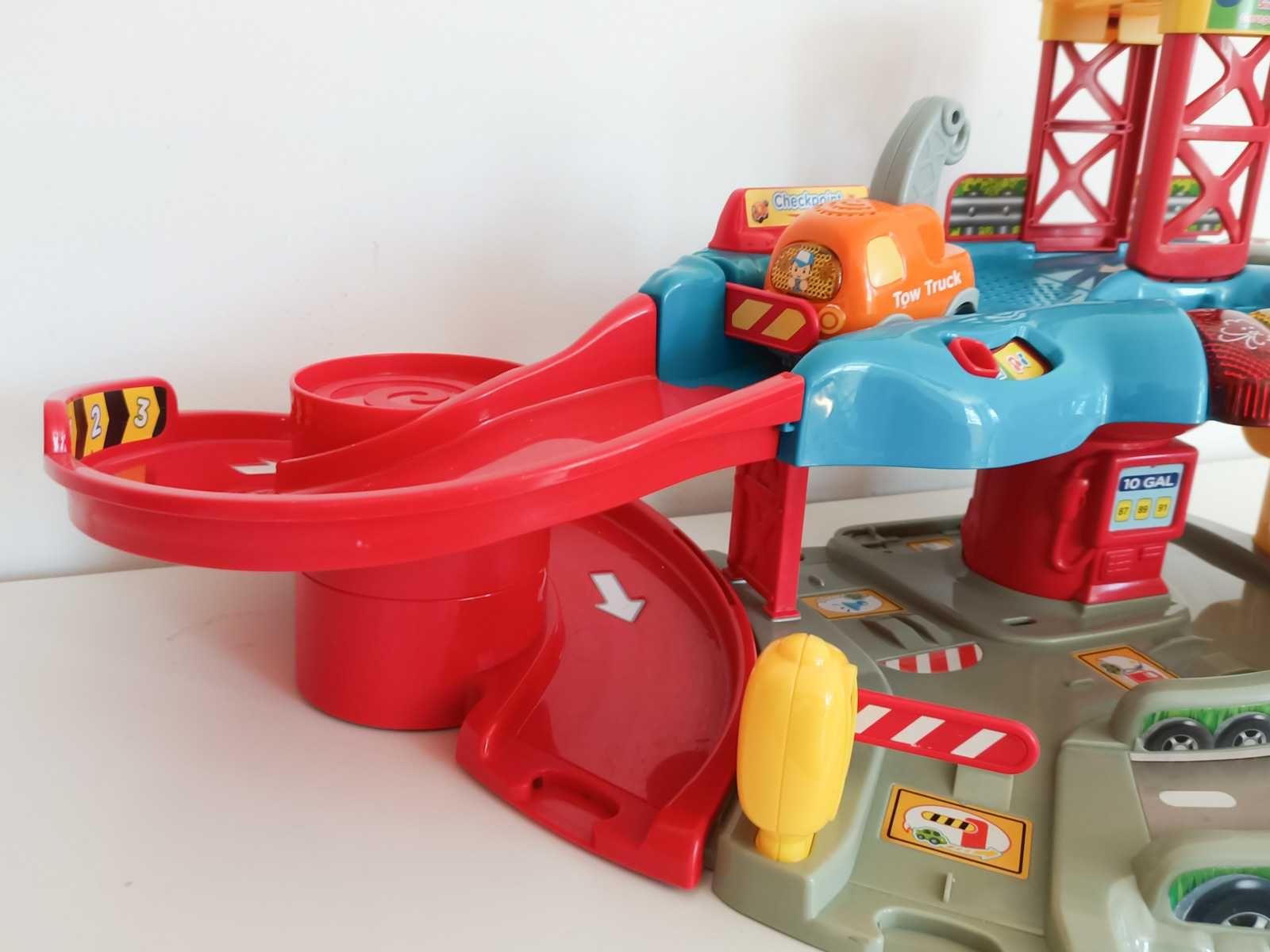 Garaż tut tut vtech toot toot tor zjeżdżalnia + samochodzik