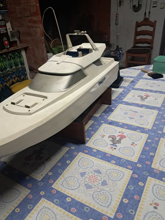 Barco telecomandado eléctrico