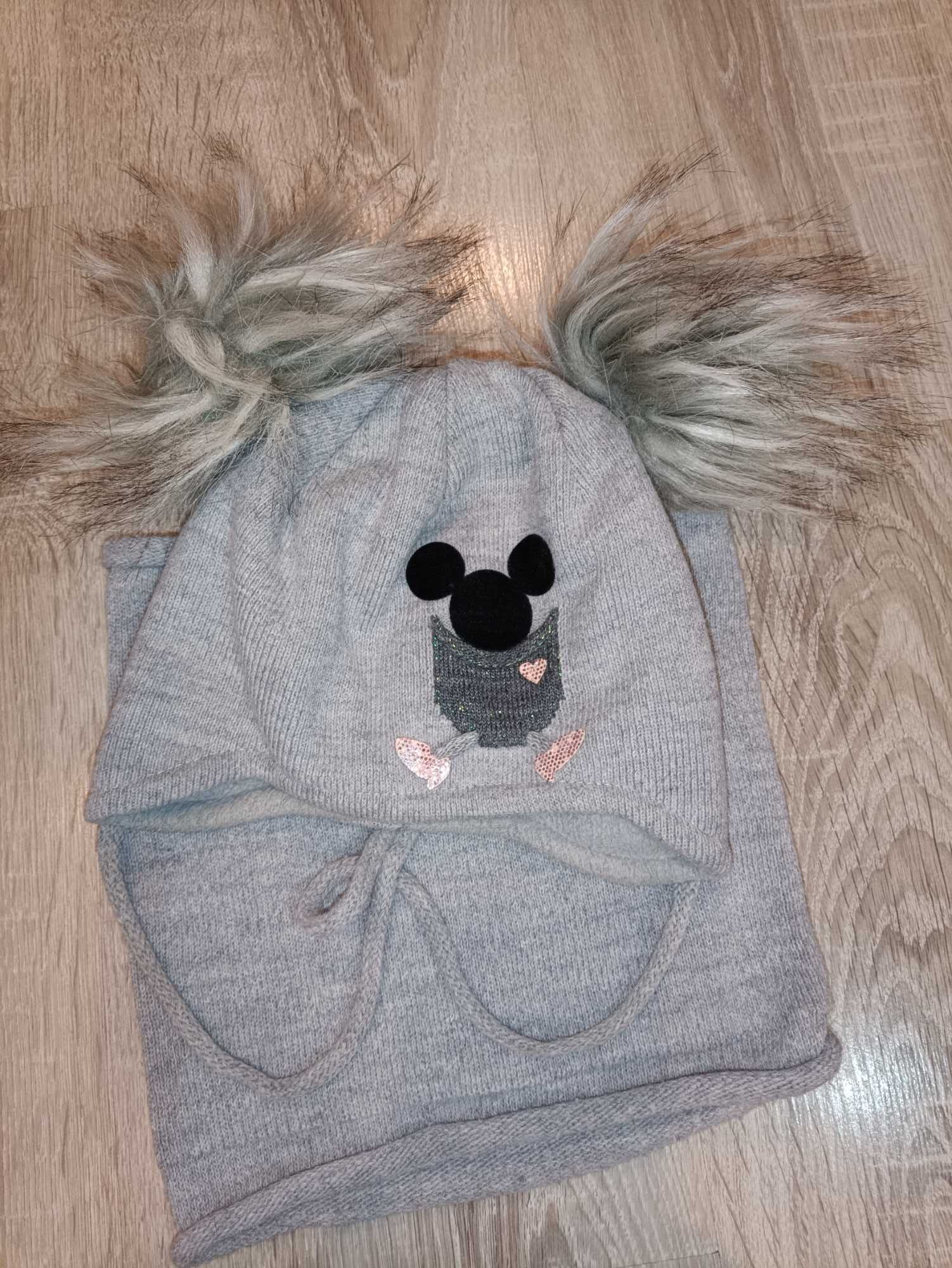 Czapka z pomponami i komin