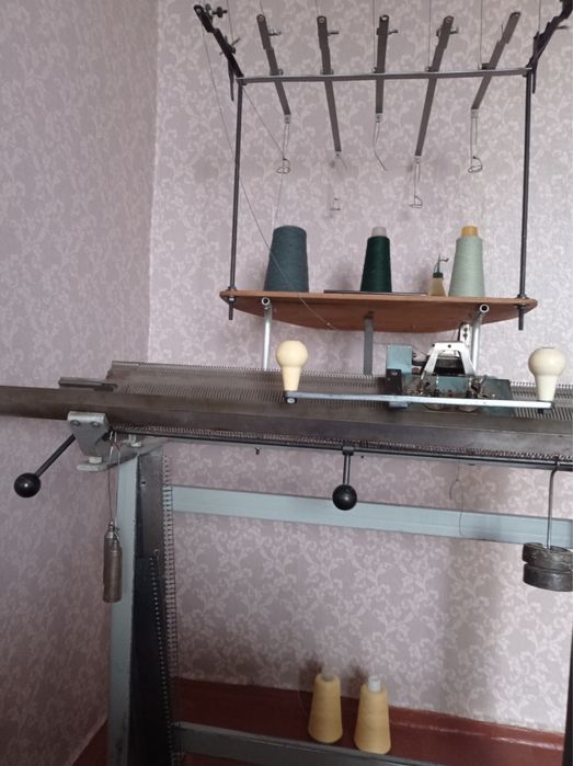 Продам  промышленная вязальная  машина 5класса