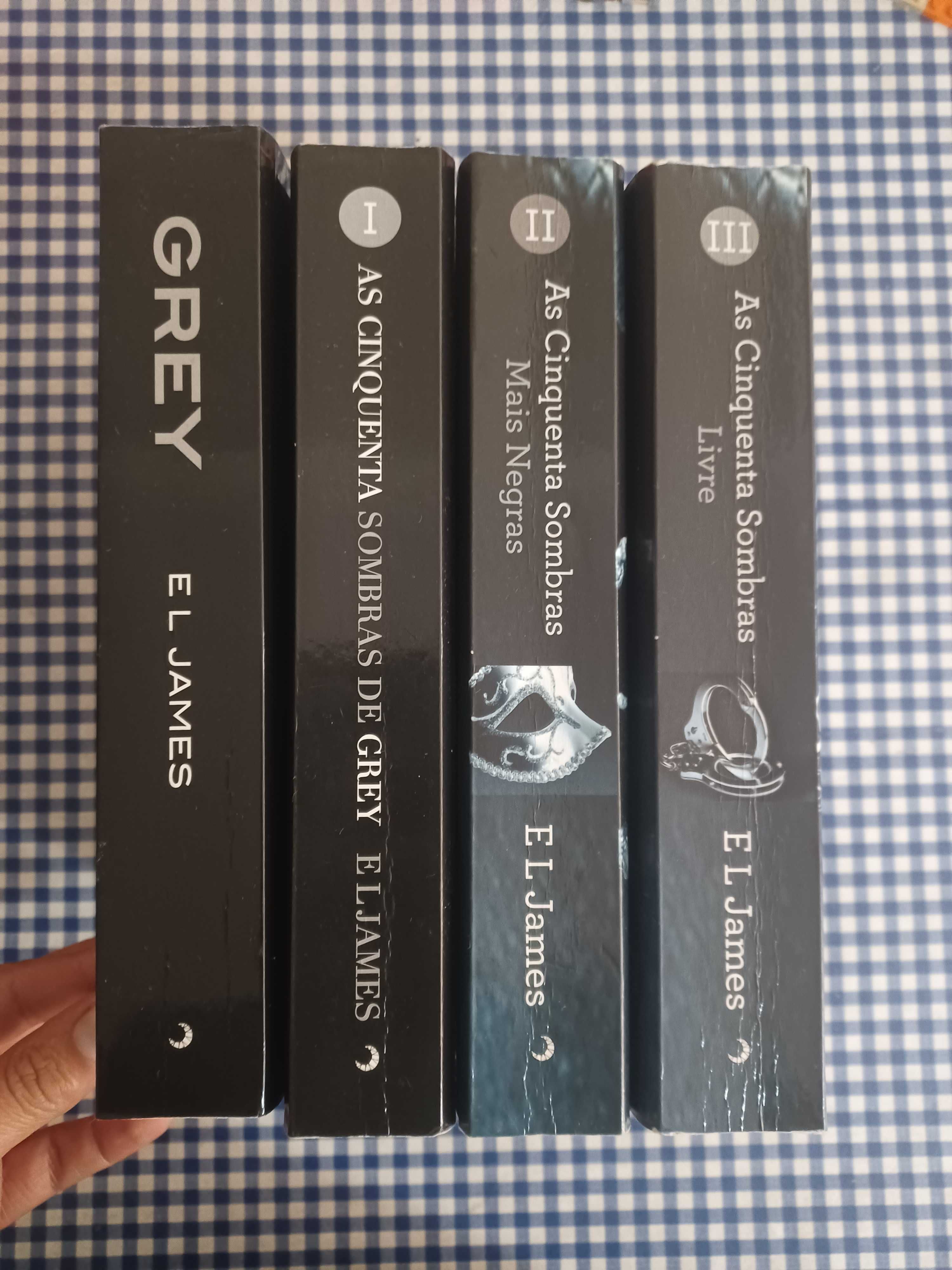 4 livros "as cinquenta sombras de Grey"