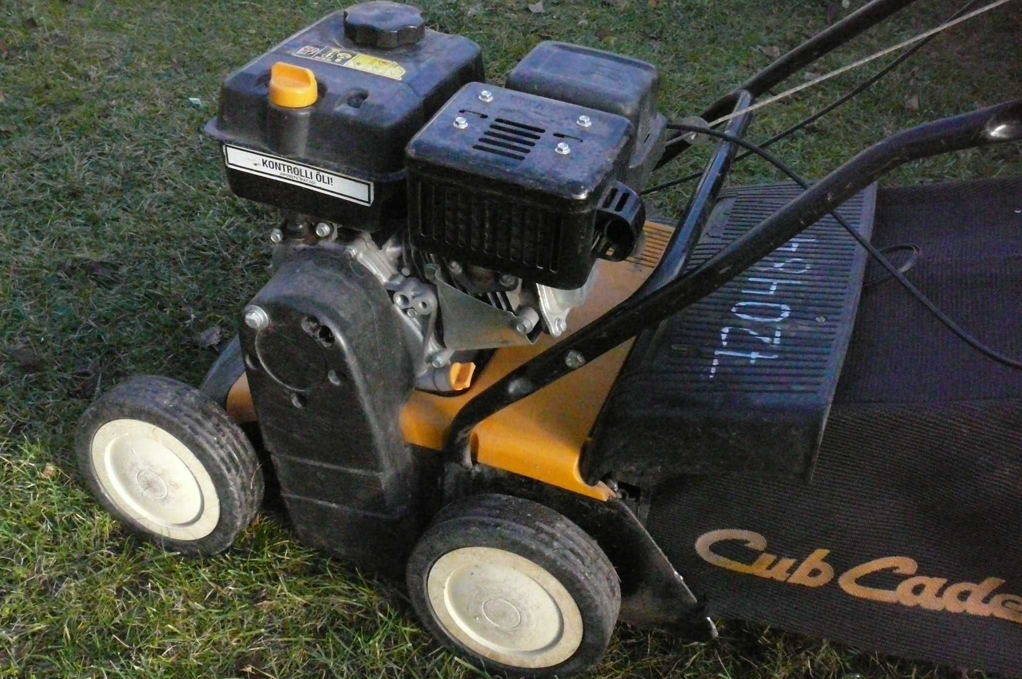 CUB CADET Wertykulator spalinowy z koszem 4 KM MTD