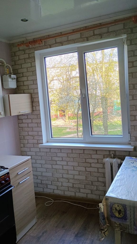 Здається 2-х кімнатна,біля 30 школи.