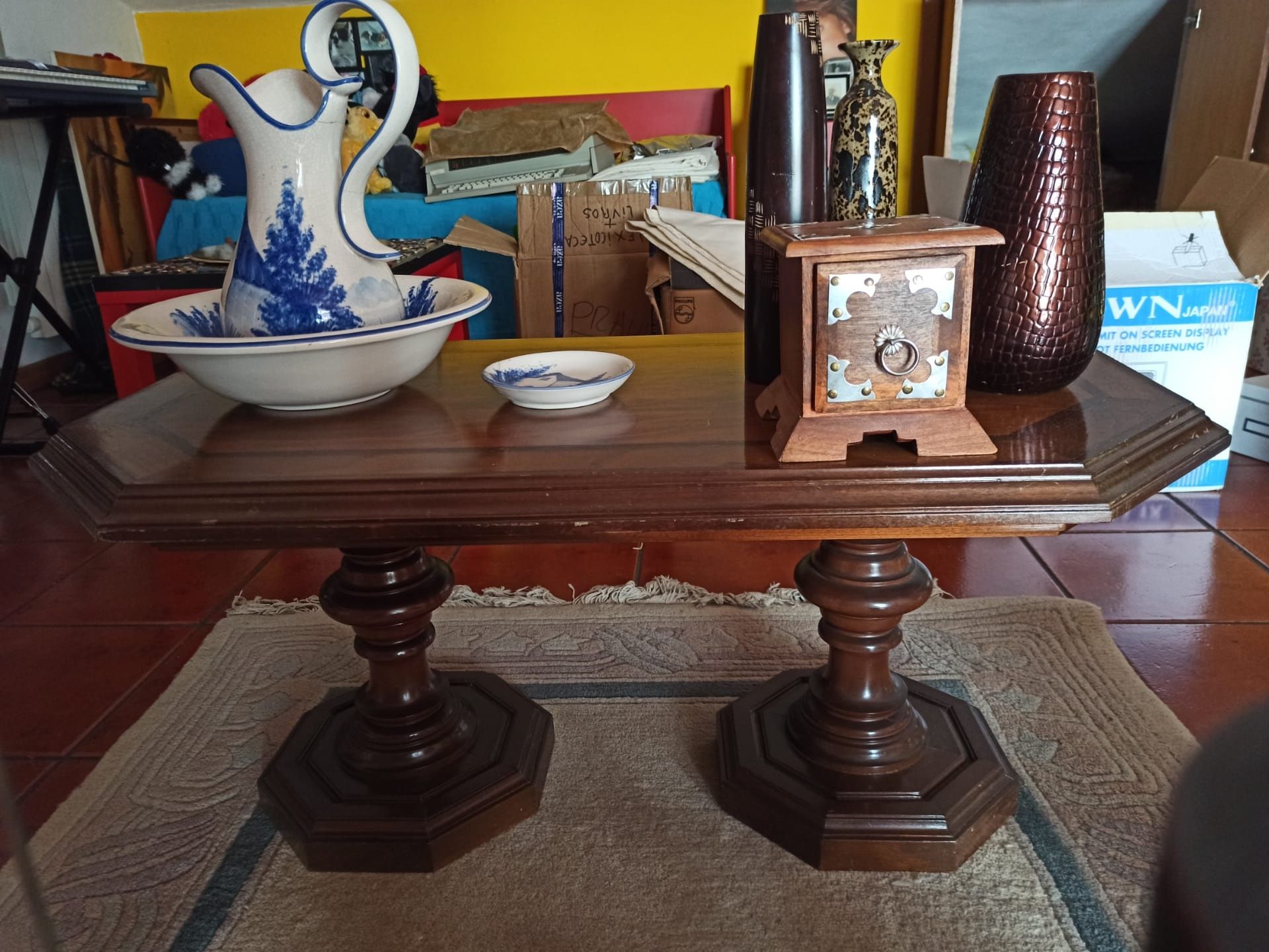 Mesa de centro para sala de estar, em madeira maciça em bom estado