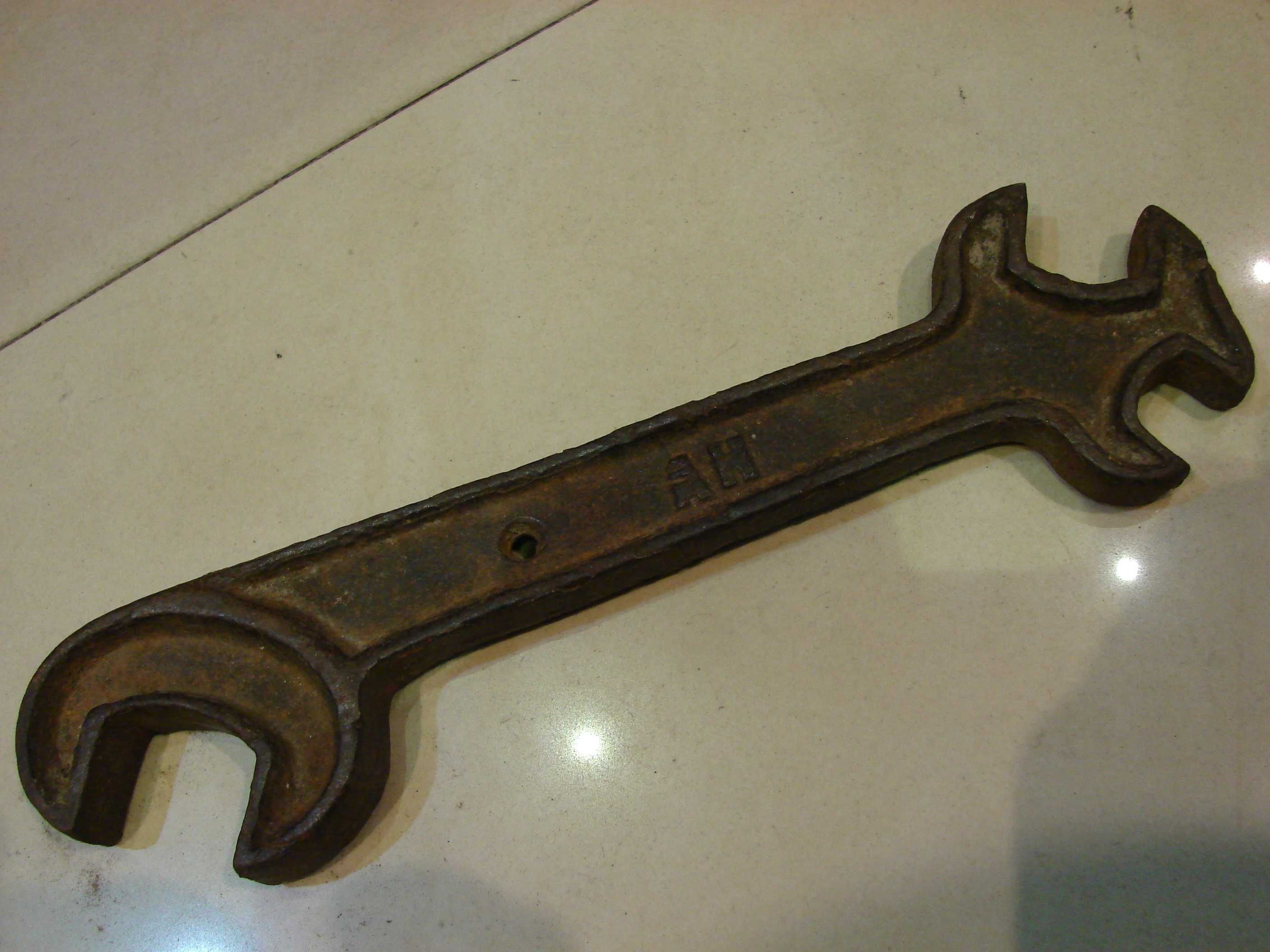Stary przedwojenny klucz sygnowany AH 18 23 33