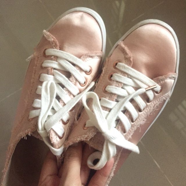 Sapatilhas de cetim rose gold Bershka