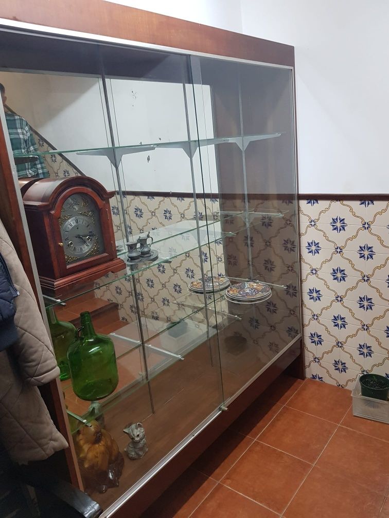 Armário-vitrine com espelho