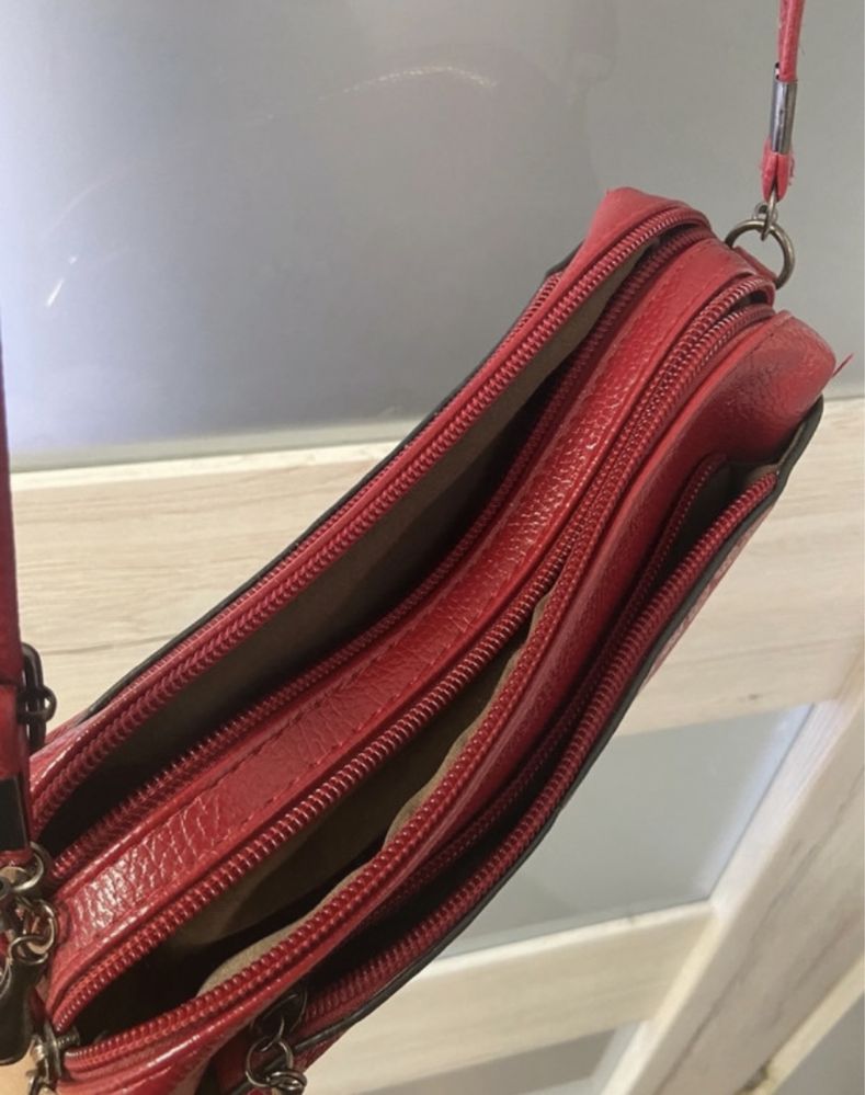 Czerwona torebka na ramię