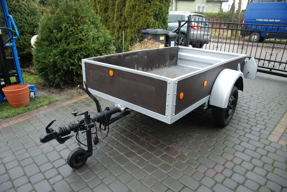 Przyczepka samochodowa z hamulcem