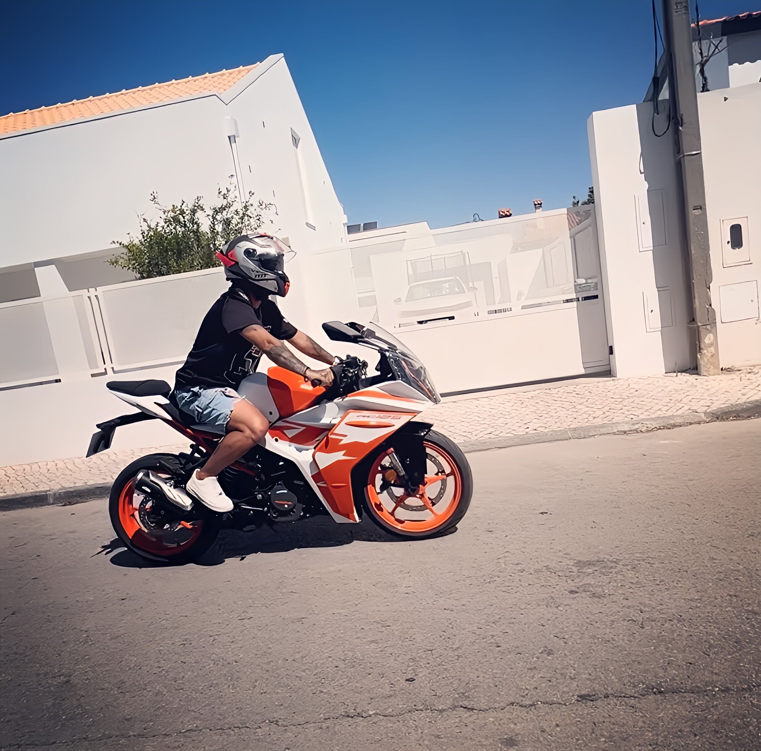 Mota KTM RC 125 como nova