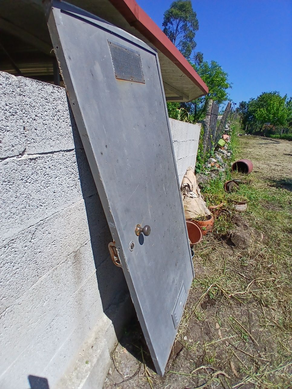 Porta de ferro com aro , em bom estado