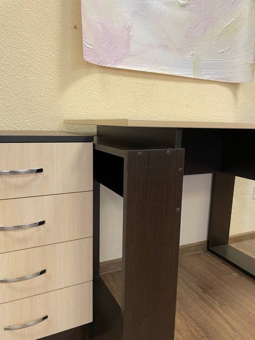 Офісний стіл з висувними ящичками