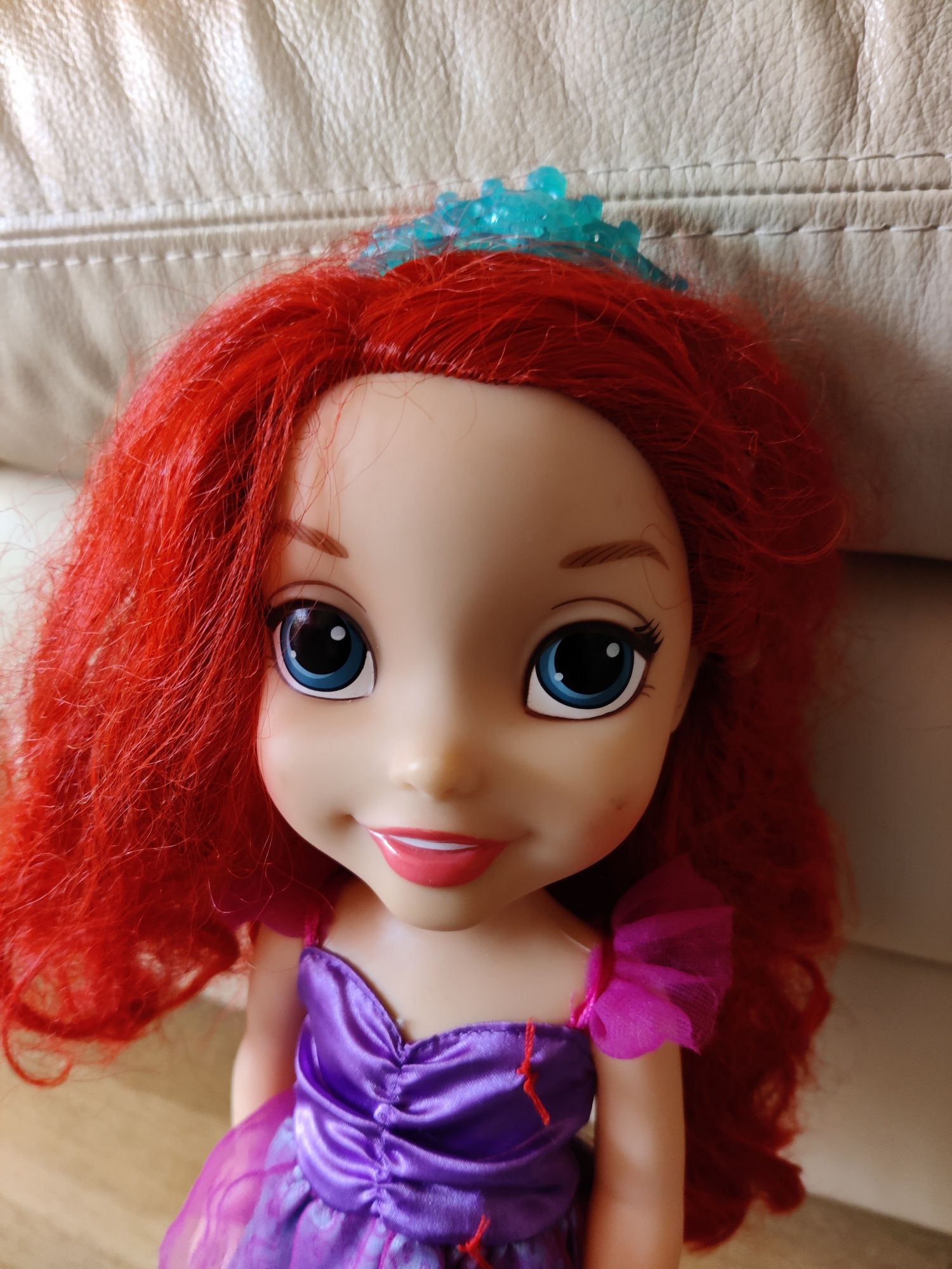 Boneca princesa Ariel da Disney com cerca de 35cm, praticamente nova.