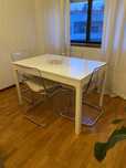 Mesa extensivel + 4 cadeiras transparentes (ótimo estado)