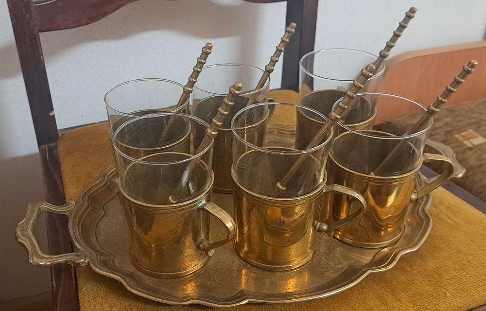 Zestaw mosiężny 6 szklanek z koszyckami i łyżeczkami na tacy