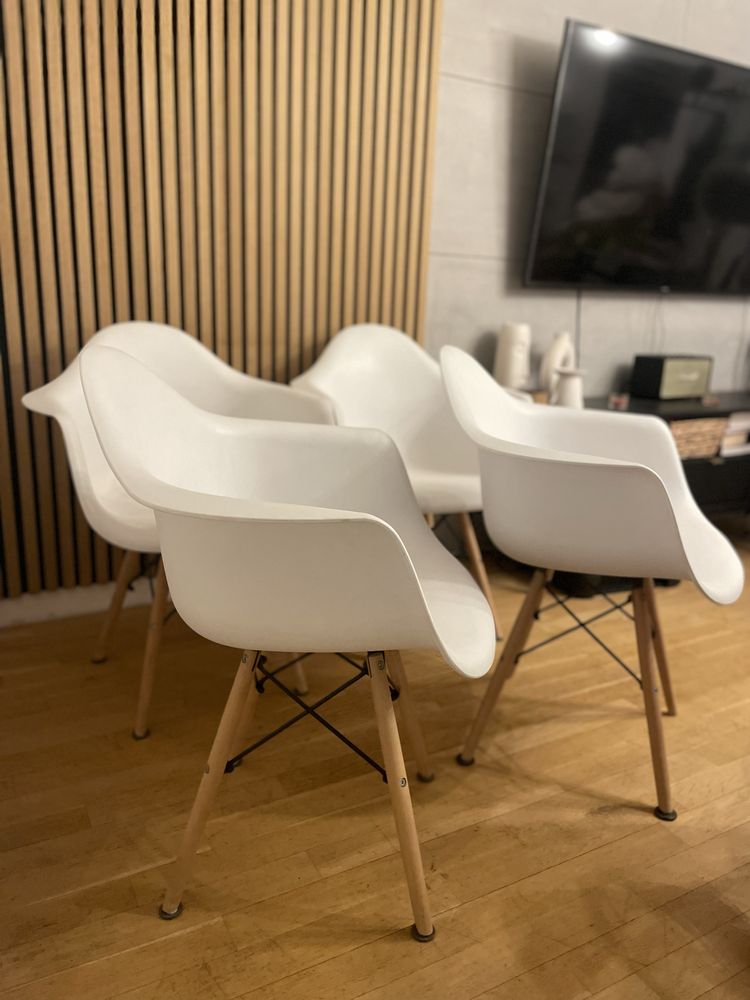 Krzesła fotele skandynawskie z drewnianymi nóżkami 4 sztuki