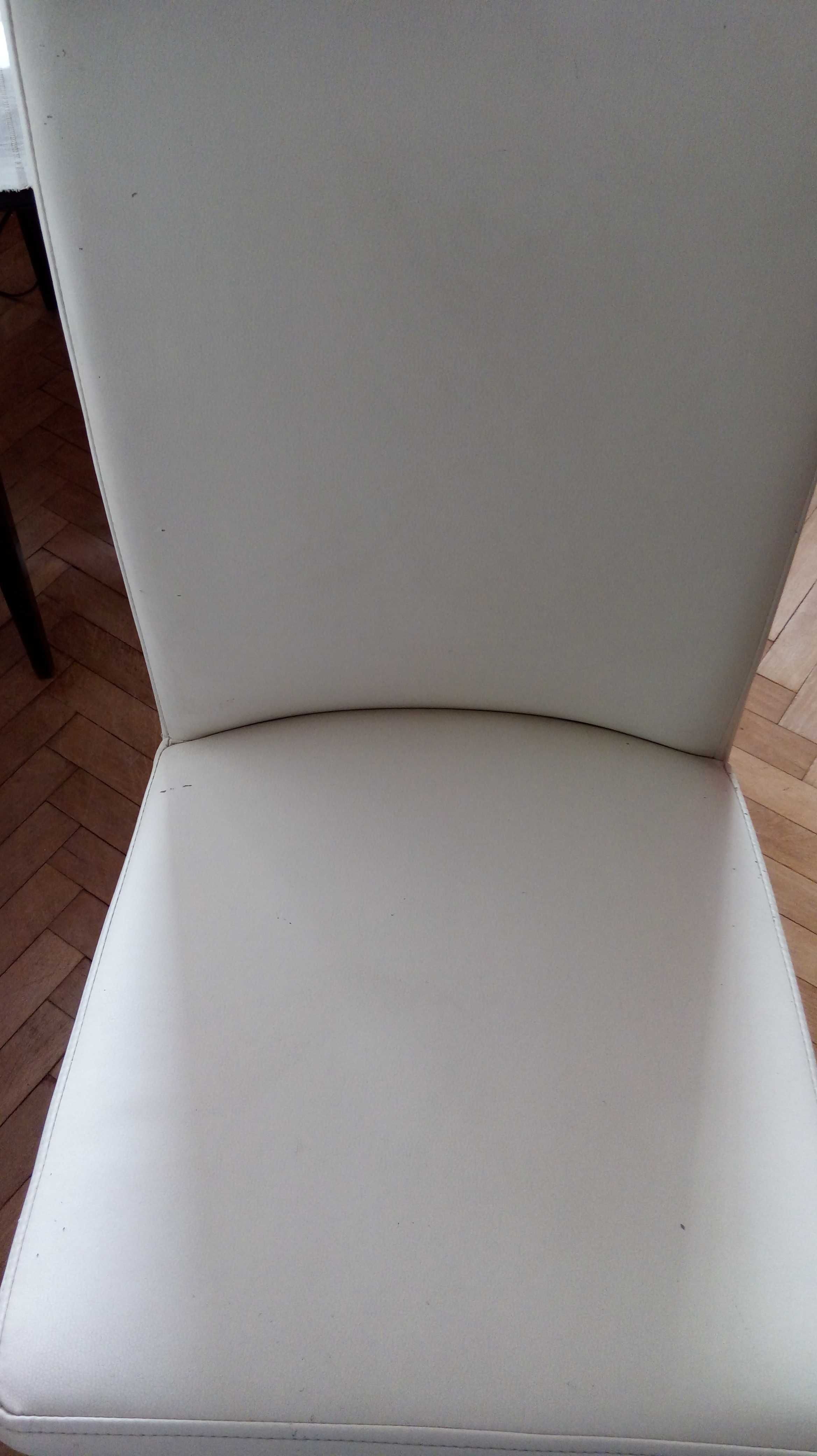 Nowoczesne tapicerowane krzesła na drewnianych nogach