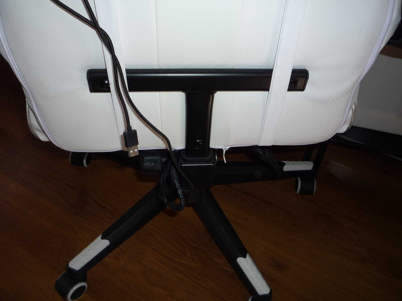 Fotel gamingowy HUZARO LED biały USB podnóżek