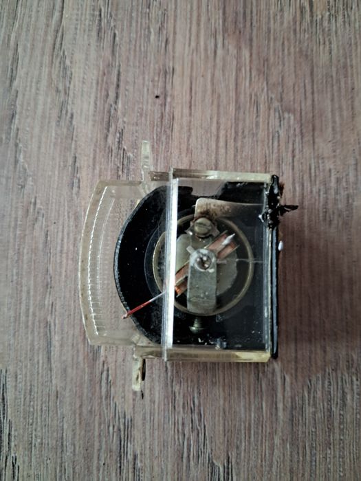 Sprzedam zabytkowy wskaźnik wychyłowy.