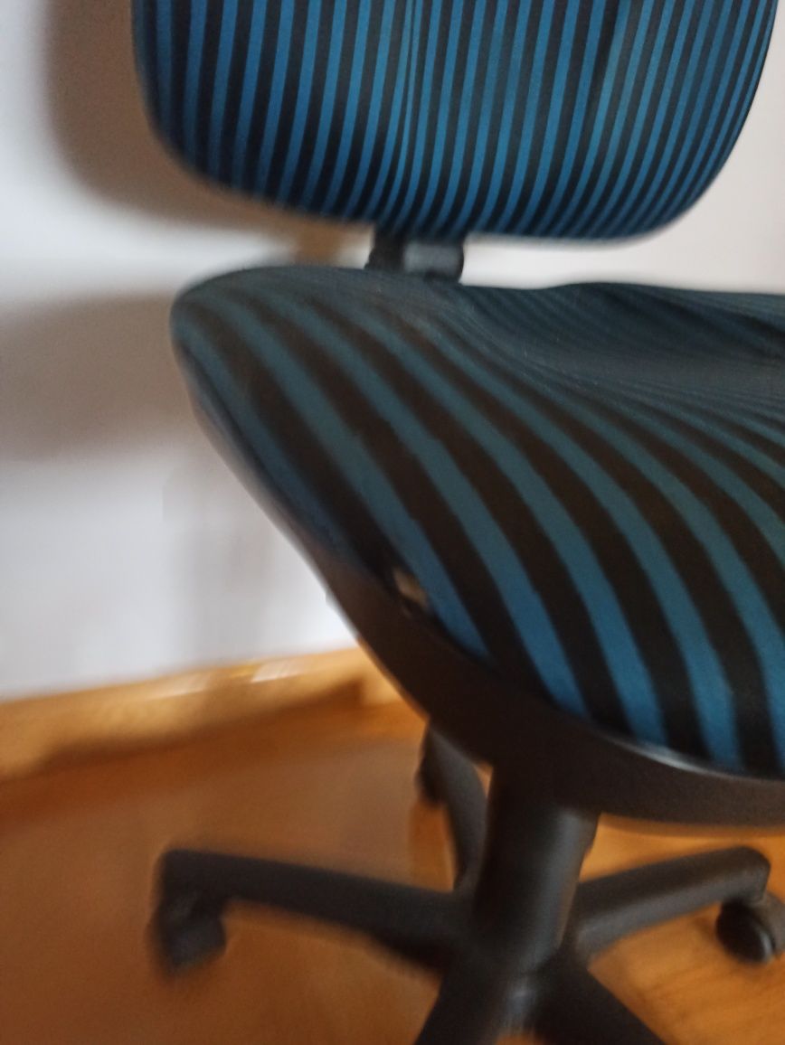 Fotel obrotowy biurowy regulowany niebieski w paski