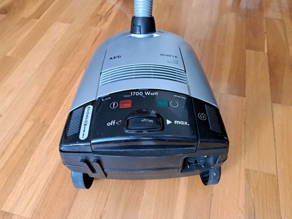 Aspirador AEG 1700 W usado mas perfeitamente funcional.