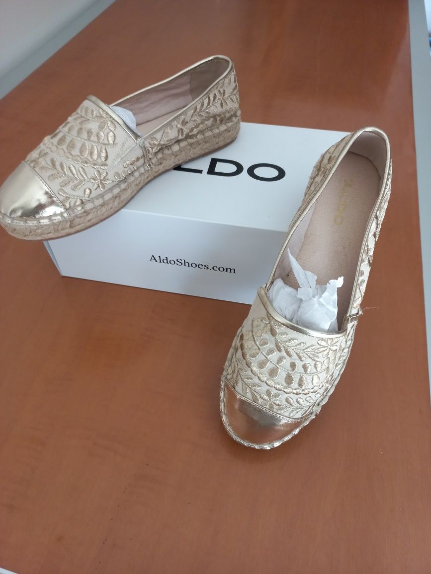 Sapatos Aldo dorados