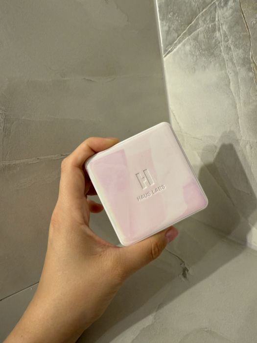 Haus Labs bio-radiant gel-powder highlighter rose quartz róż