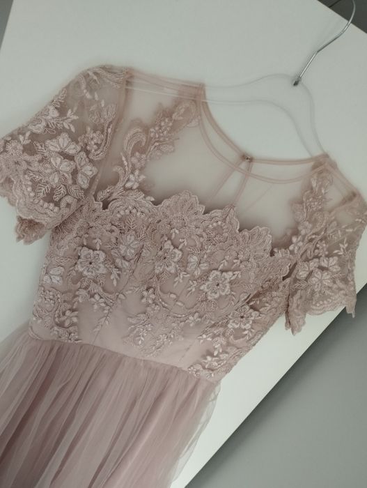 Sukienka tiulowa z dłuższym tyłem