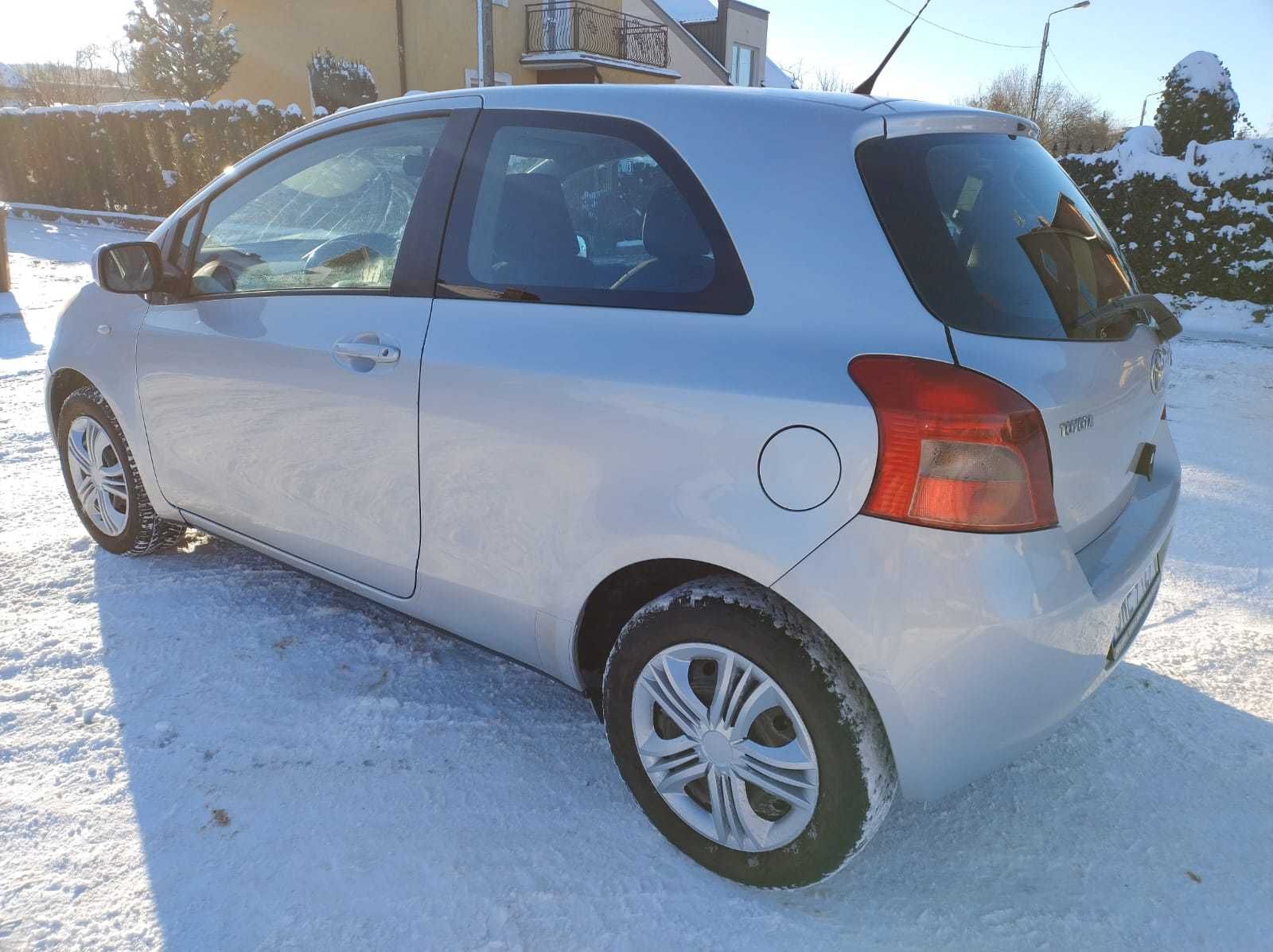 Toyota Yaris 1,3 benzyna manual srebrna