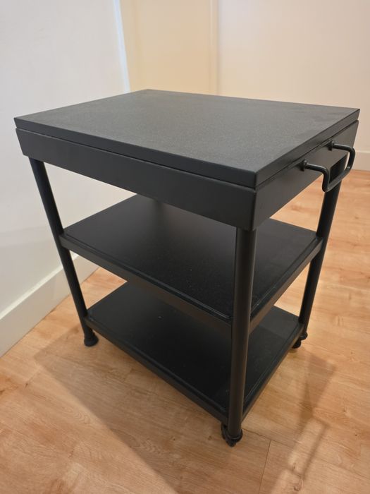 Mesa lateral IKEA KORNSJÖ – Preto, com rodas e 3 prateleiras