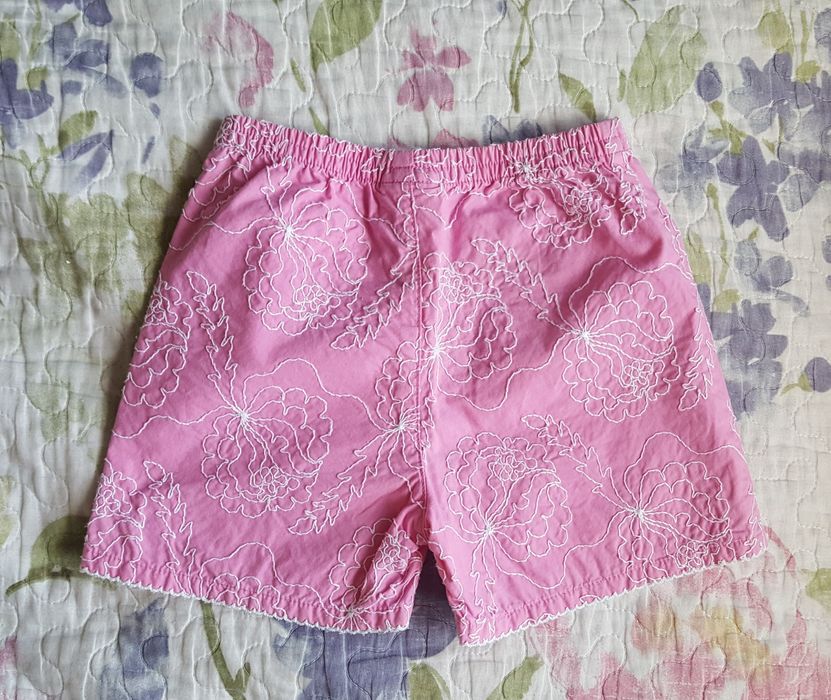 Krotkie haftowane spodenki Next r.80