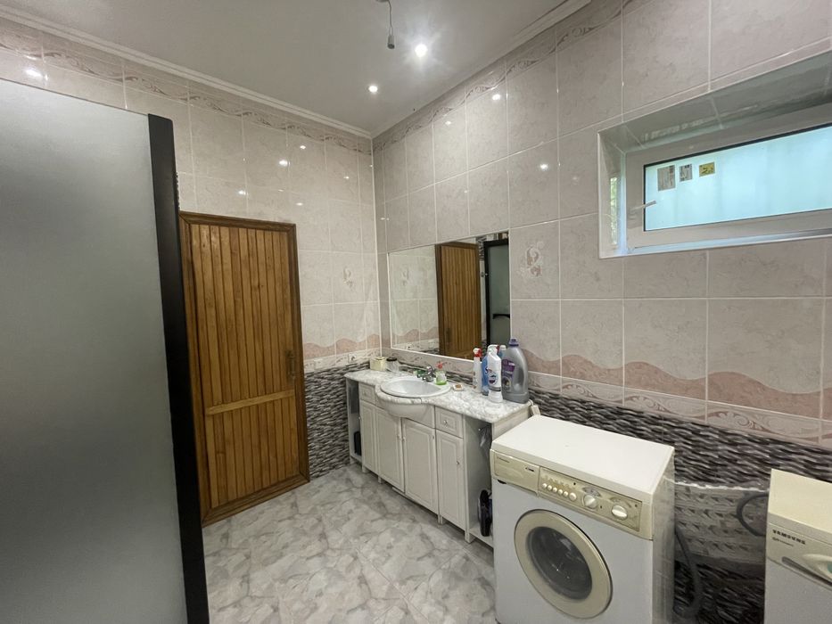 Продам будинок з басейном і підвалом на березі річки